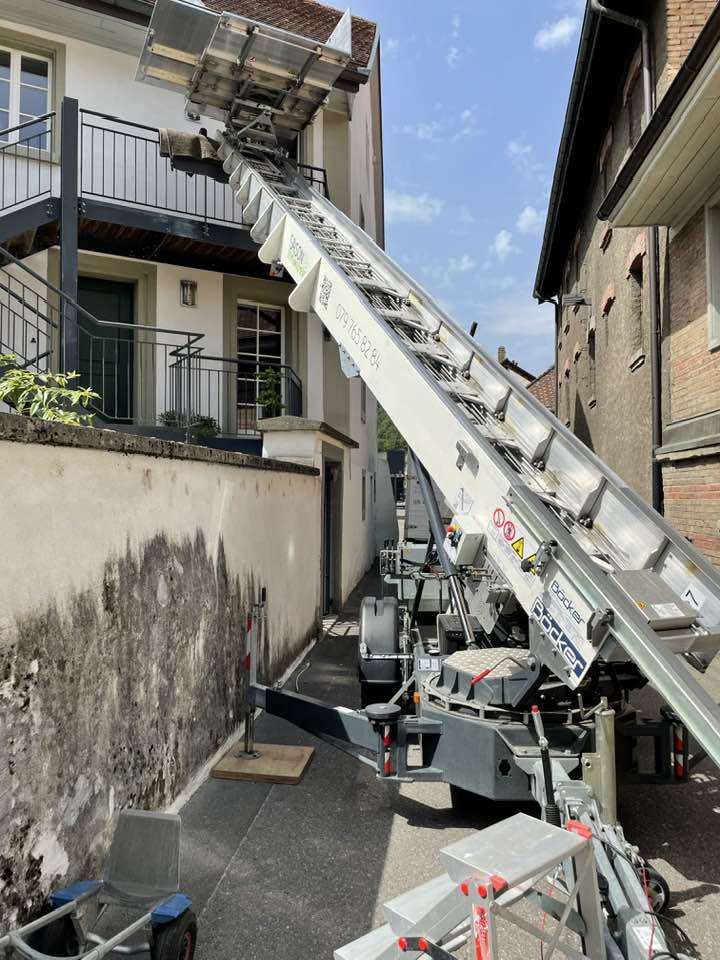 Saison Déménagement — Monte-meuble dans une ruelle étroite à Fribourg